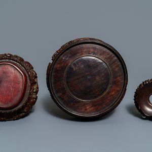 Two Chinese carved bamboo brush pots and five wooden stands, 19/20th C. — 照片 8