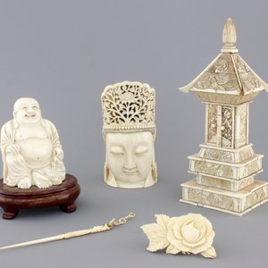 Two Chinese carved ivory figures, a hairpin and a brooch and a Japanese ivory pagoda, 19th C. — photo 1