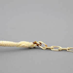Two Chinese carved ivory figures, a hairpin and a brooch and a Japanese ivory pagoda, 19th C. — photo 11