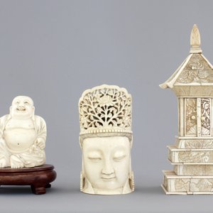 Two Chinese carved ivory figures, a hairpin and a brooch and a Japanese ivory pagoda, 19th C. — photo 2