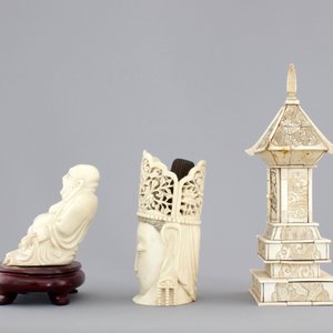 Two Chinese carved ivory figures, a hairpin and a brooch and a Japanese ivory pagoda, 19th C. — photo 3