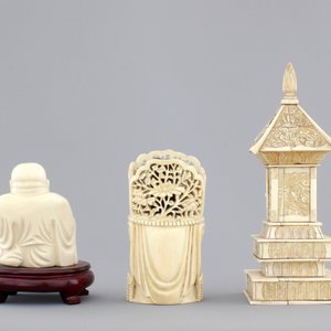 Two Chinese carved ivory figures, a hairpin and a brooch and a Japanese ivory pagoda, 19th C. — photo 4