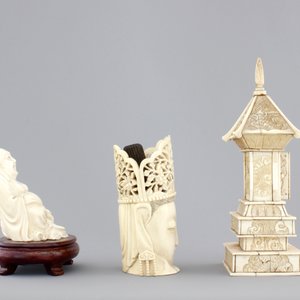 Two Chinese carved ivory figures, a hairpin and a brooch and a Japanese ivory pagoda, 19th C. — photo 5
