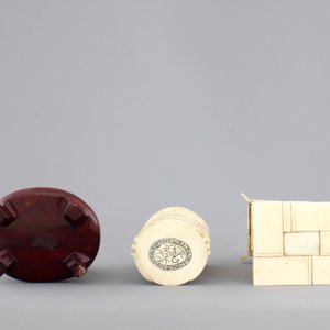 Two Chinese carved ivory figures, a hairpin and a brooch and a Japanese ivory pagoda, 19th C. — photo 6