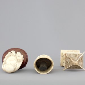 Two Chinese carved ivory figures, a hairpin and a brooch and a Japanese ivory pagoda, 19th C. — photo 7