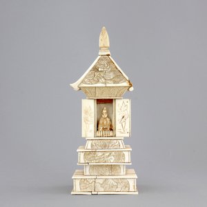 Two Chinese carved ivory figures, a hairpin and a brooch and a Japanese ivory pagoda, 19th C. — photo 8