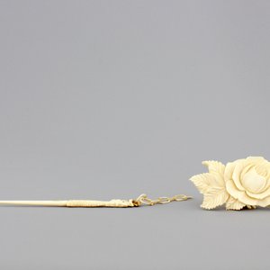 Two Chinese carved ivory figures, a hairpin and a brooch and a Japanese ivory pagoda, 19th C. — photo 9