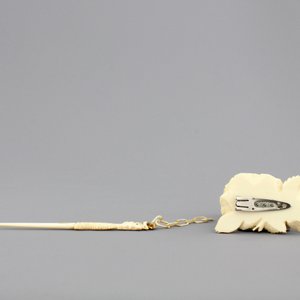 Two Chinese carved ivory figures, a hairpin and a brooch and a Japanese ivory pagoda, 19th C. — photo 10