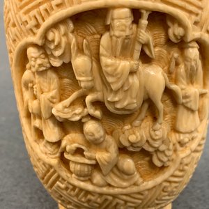 Two Chinese carved ivory snuff bottles, 19th C. — photo 17