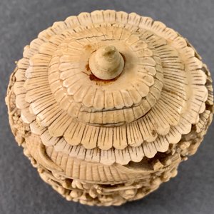 Two Chinese carved ivory snuff bottles, 19th C. — photo 10