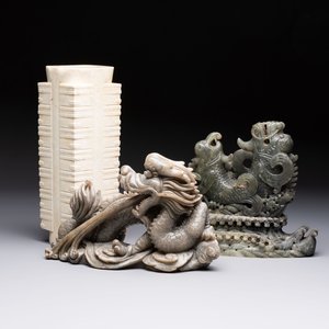 Two Chinese carved jade groups and a jade ritual 'cong' vase, 20th C. — 照片 1