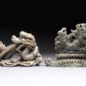 Two Chinese carved jade groups and a jade ritual 'cong' vase, 20th C. — 照片 2