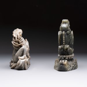 Two Chinese carved jade groups and a jade ritual 'cong' vase, 20th C. — 照片 3