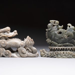 Two Chinese carved jade groups and a jade ritual 'cong' vase, 20th C. — 照片 4