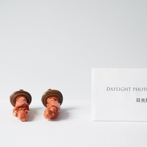 Two Chinese carved red coral figures of immortals, 19/20th C. — 照片 11