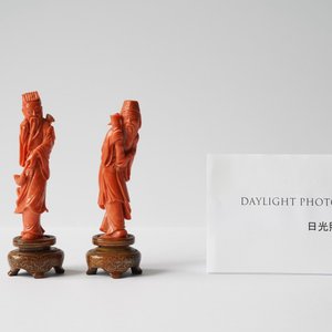 Two Chinese carved red coral figures of immortals, 19/20th C. — 照片 8