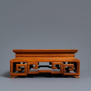 Two Chinese carved wooden trays and a stand, 18/19th C. — photo 10