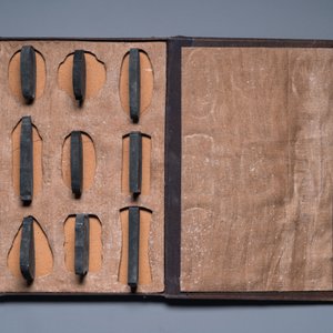 Two Chinese cases with ink cakes, Cao Sugong Yao Qianshi 曹素功堯千氏 and Zi Mo Shan Ren 紫墨山人 marks, Republic — 照片 5