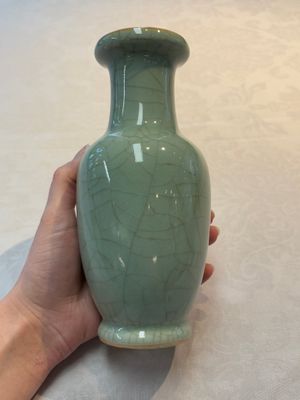 Two Chinese celadon-glazed vases, 19th C. — 照片 1