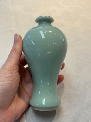 Two Chinese celadon-glazed vases, 19th C. — 照片 9
