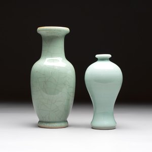 Two Chinese celadon-glazed vases, 19th C. — 照片 1