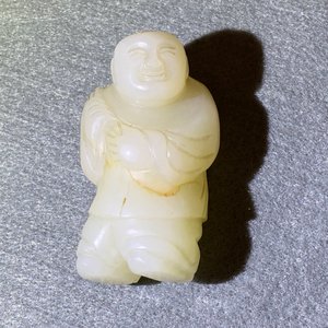 Two Chinese celadon jade figures of boys, 19/20th C. — photo 18