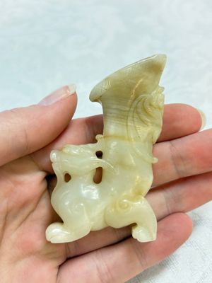 Two Chinese celadon, white and russet jade carvings, 18/19th C. — photo 1