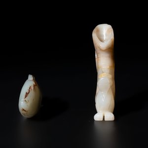 Two Chinese celadon, white and russet jade carvings, 18/19th C. — photo 2