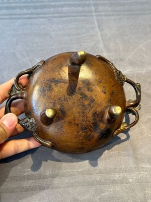 Two Chinese Chinese bronze cylindrical incense stick holders and a covered censer, Yuan/Ming and Qing — photo 11
