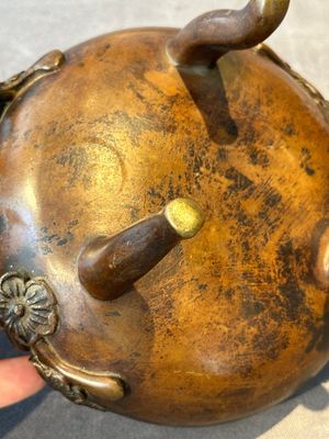 Two Chinese Chinese bronze cylindrical incense stick holders and a covered censer, Yuan/Ming and Qing — photo 12