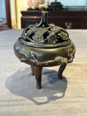 Two Chinese Chinese bronze cylindrical incense stick holders and a covered censer, Yuan/Ming and Qing — photo 2