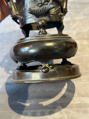 Two Chinese Chinese bronze cylindrical incense stick holders and a covered censer, Yuan/Ming and Qing — photo 25