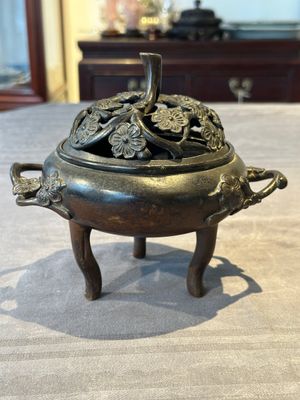 Two Chinese Chinese bronze cylindrical incense stick holders and a covered censer, Yuan/Ming and Qing — photo 3