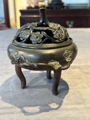 Two Chinese Chinese bronze cylindrical incense stick holders and a covered censer, Yuan/Ming and Qing — photo 4