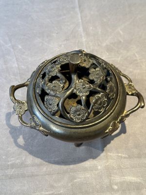 Two Chinese Chinese bronze cylindrical incense stick holders and a covered censer, Yuan/Ming and Qing — photo 5