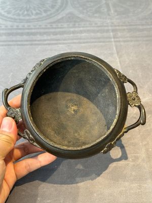 Two Chinese Chinese bronze cylindrical incense stick holders and a covered censer, Yuan/Ming and Qing — photo 9