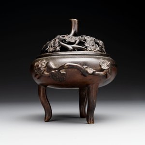 Two Chinese Chinese bronze cylindrical incense stick holders and a covered censer, Yuan/Ming and Qing — photo 11