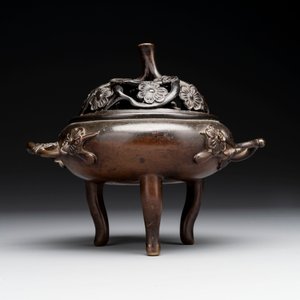 Two Chinese Chinese bronze cylindrical incense stick holders and a covered censer, Yuan/Ming and Qing — photo 8