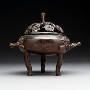 Two Chinese Chinese bronze cylindrical incense stick holders and a covered censer, Yuan/Ming and Qing — photo 9