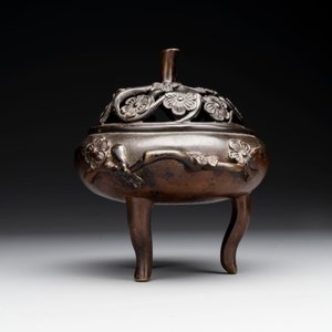 Two Chinese Chinese bronze cylindrical incense stick holders and a covered censer, Yuan/Ming and Qing — photo 10