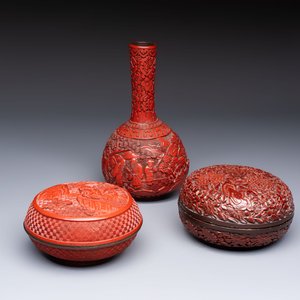 Two Chinese cinnabar lacquer covered boxes and a bottle vase, 19th C. — photo 1