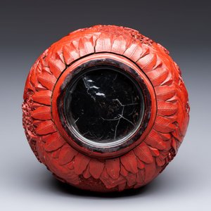 Two Chinese cinnabar lacquer covered boxes and a bottle vase, 19th C. — photo 7
