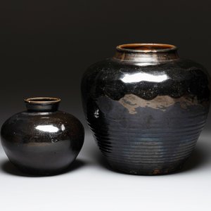 Two Chinese Cizhou black-glazed jars, 17/18th C. — photo 1