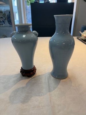 Two Chinese claire-de-lune vases, one with a wooden stand, Kangxi and Yongzheng mark, 19/20th C. — photo 1