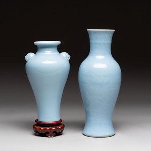 Two Chinese claire-de-lune vases, one with a wooden stand, Kangxi and Yongzheng mark, 19/20th C. — photo 1