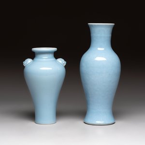 Two Chinese claire-de-lune vases, one with a wooden stand, Kangxi and Yongzheng mark, 19/20th C. — photo 3