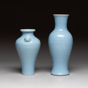 Two Chinese claire-de-lune vases, one with a wooden stand, Kangxi and Yongzheng mark, 19/20th C. — photo 4