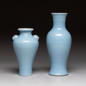 Two Chinese claire-de-lune vases, one with a wooden stand, Kangxi and Yongzheng mark, 19/20th C. — photo 5