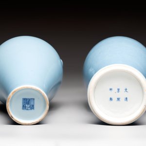 Two Chinese claire-de-lune vases, one with a wooden stand, Kangxi and Yongzheng mark, 19/20th C. — photo 7