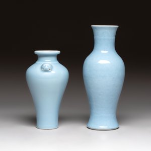 Two Chinese claire-de-lune vases, one with a wooden stand, Kangxi and Yongzheng mark, 19th C. — photo 2